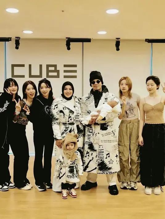 Sebelum bertemu dengan personel The Boyz, Atta Halilintar beserta Aurel sempat memamerkan kebersamaan bersama girl group (G)I-DLE. YouTuber itu tampak berada di studio Cube Entertainment. Menurut caption unggahan, CUBE telah mengundang keluarga Atta ke studionya. Sayangnya, unggahan itu kini telah dihapus oleh Atta. (Liputan6.com/IG/@attahalilintar)