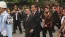 Presiden Jokowi (kanan) didampingi Menko Kemaritiman Rizal Ramli menuju pesawat kepresidenan di Bandara Halim Perdanakusuma, Jakarta, Jumat (11/9). Jokowi melaksanakan kunjungan kerja ke Arab Saudi, Qatar,dan Uni Emirat Arab. (Liputan6.com/Faizal Fanani)