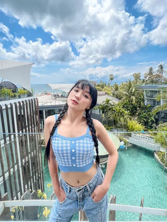 Selain sering menggerai rambut indahnya, artis lulusan Universitas Pelita Harapan ini juga kerap kali mengikat rambutnya, mulai dari kepang dua sampai kuncir kuda. Kenakan baju crop top kotak-kotak warna biru dan putih, Cindy Gulla makin terlihat imut dan tidak terlihat jika artis yang akrab disapa Cigull ini sudah menyandang gelar sarjana dan magister. (Liputan6.com/IG/@cgulla)