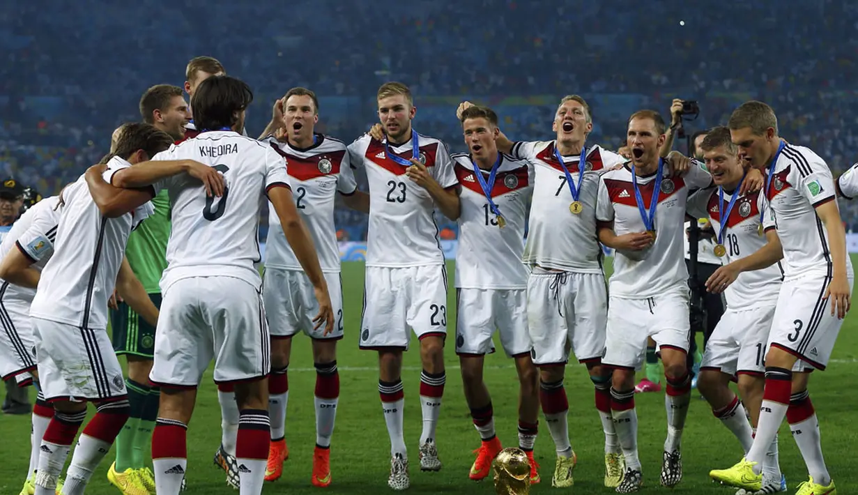 Para pemain Timnas Jerman menari bersama merayakan gelar juara Piala Dunia 2014 di Stadion Maracana, Rio de Janeiro, (14/7/2014). (REUTERS/Eddie Keogh)  