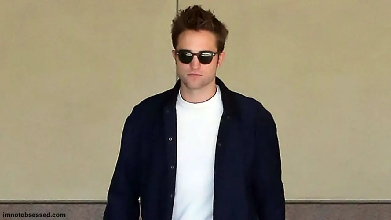 robert-pattinson-130822c.jpg