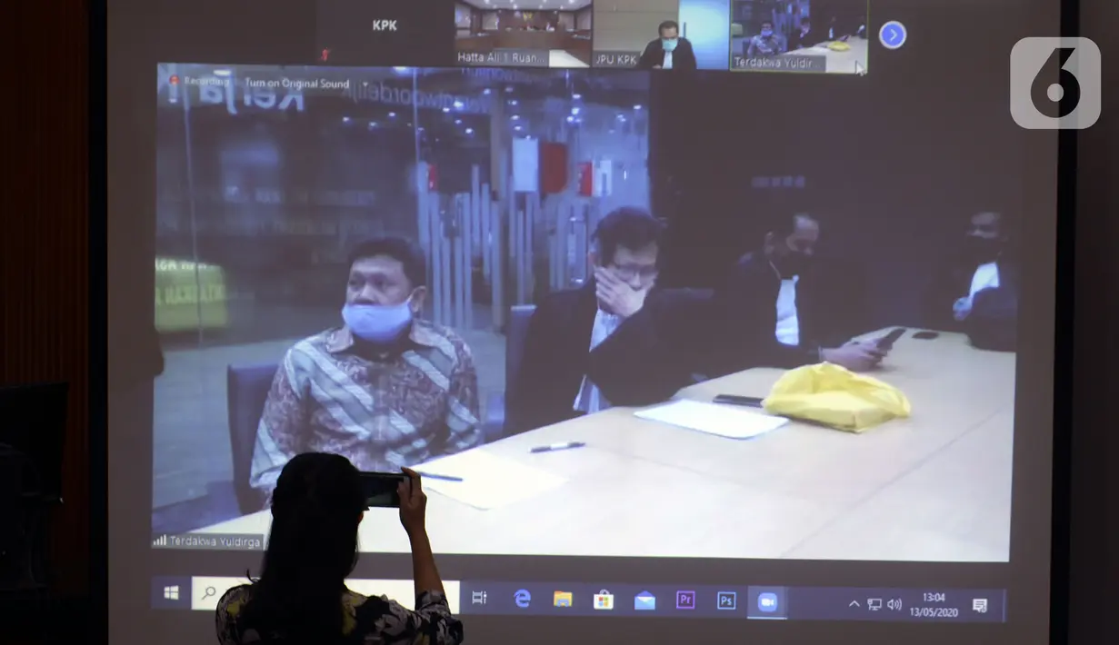 Mantan Dirut PTPN III (Persero) Dolly Pulungan menjalani sidang secara video conference di Gedung KPK, Jakarta, Rabu (13/5/2020). Dolly Pulungan dituntut 6 tahun penjara dan denda Rp 300 juta subsider 6 bulan kurungan terkait fee distribusi gula di PTPN III (Persero). (merdeka.com/Dwi Narwoko)