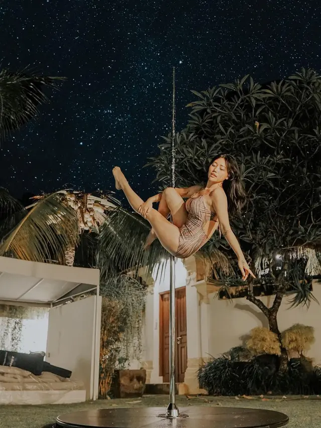 7 Potret Wendy Walters saat Latihan Pole Dance, Jadikan Hobi