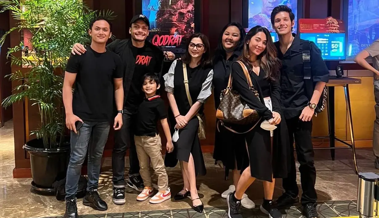 Sebelum terjun ke dunia akting, Darren mengawali kariernya dengan menjadi seorang model cilik. Artis cilik dengan nama lengkap Darren Ronaldy Lubis ini pernah menjadi bintang iklan popok bayi bersama Dude Harlino dan Alyssa Soebandono pada tahun 2018 atau tepatnya pada saat dirinya berusia 1 tahun. Bukan hanya dirinya yang terjun ke dunia hiburan, dua kakaknya juga merupakan seorang model. (Liputan6.com/IG/@darrenronaldy_real)