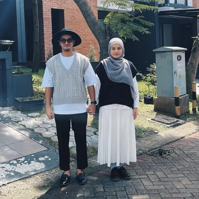 6 Potret Ricky Harun dan Herfiza Berfoto dengan Pose Tegak, Bak Pasangan ABG