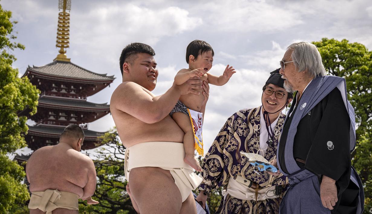 Meski terdengar aneh, tradisi ini punya makna mendalam dalam budaya Jepang. Tangisan bayi dipercaya membawa keberuntungan, mengusir roh jahat (evil spirits), dan simbol kesehatan dan pertumbuhan yang kuat. (AFP/Yuichi Yamazaki)