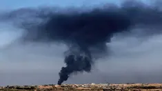Sebuah foto yang diambil dari Israel selatan menunjukkan asap hitam mengepul di atas Jalur Gaza selama pengeboman Israel pada 18 Januari 2024. (JACK GUEZ/AFP)