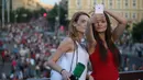 Dua fans cantik asal Hungaria merayakan kemenangan timnya dengan berfoto selfie diatas gedung usai laga grup F Euro Cup 2016 antara Hungaria vs Portugal di Athletic Stadium, Margit Sziget, Budapest, (22/6/2016). (AFP/Ferenc Isza)