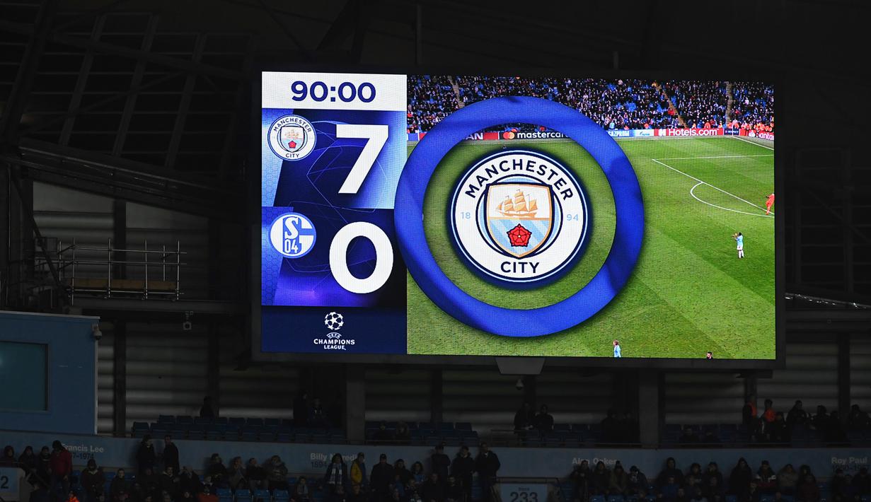 Papan skor 7-0 terpampang saat pertandingan usai pada leg kedua, babak 16 besar Liga Champions yang berlangsung di Stadion Etihad, Manchester, Rabu (13/3). Man City menang 7-0 atas Schalke. (AFP/Oli Scarff)