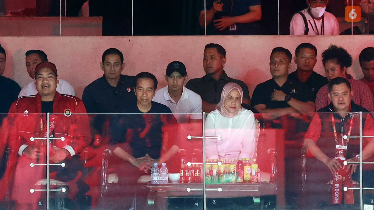 Foto: Ekspresi Presiden Jokowi dan Ibu Iriana saat Menyaksikan Anthony Ginting di Semifinal Indonesia Open 2023