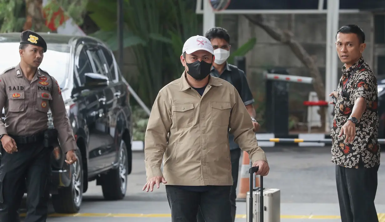 Bupati Kolaka Timur, Sulawesi Tenggara, Abdul Azis saat tiba di gedung Merah Putih Komisi Pemberantasan Korupsi (KPK), Jakarta, Jumat (8/8/2025). (Merdeka.com/Arie Basuki)
