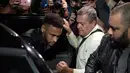 Bintang timnas Brasil, Neymar meninggalkan kantor polisi di Rio de Janeiro, Kamis (6/6/2019). Kedatangan Neymar untuk memberikan keterangan terkait menyebarkan foto dan percakapan pribadi dengan perempuan yang menudingnya melakukan pemerkosaan ke media sosial. (AP/Leo Correa)