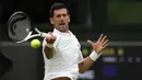 Bermain di Centre Court, Djokovic tampil luar biasa. Pukulan demi pukulan yang ia lesatkan gagal dibendung oleh Kwon Soon-woo. Set pertama pun berakhir dengan skor 6-3 atas kemenangan petenis Serbia tersebut. (AFP/Adrian Dennis)