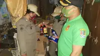 Puluhan Botol Minuman Keras (Miras) Diamankan Petugas (Liputan6.com/Ahmad Adirin)