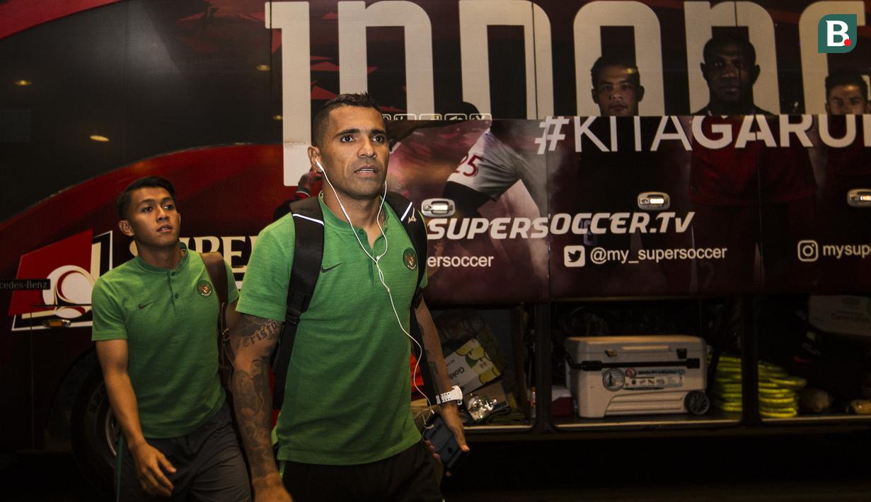 Pemain Timnas Indonesia, Beto Goncalves, berjalan saat tiba di Hotel Sultan, Jakarta, Selasa (13/11). Indonesia menang 3-1 atas Timor Leste pada laga Piala AFF 2018. (Bola.com/Vitalis Yogi Trisna)
