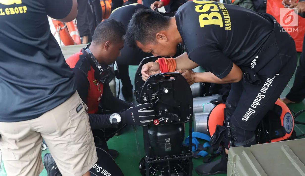 Tim Basarnas menyiapkan operasi penyelaman untuk mencari korban pesawat Lion Air JT- 610 di perairan Karawang, Jawa Barat, Rabu (31/10). Hingga hari ketiga, pencari korban jatuhnya Lion Air JT-610 terus dilakukan. (Liputan6.com/Helmi Fithriansyah)