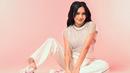 Tampil sporty, pemotretan Beby Tsabina ini tak lepas dari perhatian netizen. Dirinya terlihat menggunakan busana serba putih lengkap dengan sneakers bermotif untuk menunjang penampilannya. (Liputan6.com/IG/@bebytsabina)