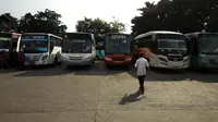 Suasana di Terminal Kalideres, Jakarta Barat. (ANTARA FOTO/Rivan Awal Lingga)