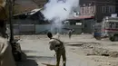 Polisi menembakkan gas air mata dan puluhan mahasiswa terluka dalam aksi protes yang pecah di kota utama Srinagar, sebelum menyebar ke bagian lain di Kashmir , India, Senin (17/4). (AP Photo / Mukhtar Khan)