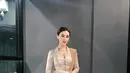 Terbaru di acara tedak siten Azura, Aaliyah tampil elegan dengan kebaya velvet berwarna coklat muda, lengkap dengan selendang dan kain batiknya.  [@aaliyah.massaid/@sarahmenzel].