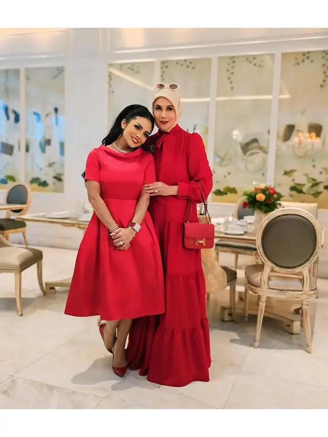 6 Outfit Gamis Ala Marini Zumarnis, Inspirasi Gaya untuk Usia Hampir 50 Tahun