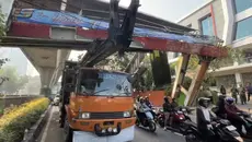 Kronologi Truk Angkut Alat Berat Tabrak JPO Tendean