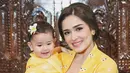 Yasmine Wildblood tampil kompak dengan buah hatinya, Seraphina Rose. Ibu dan anak ini tampil kompak dengan mengenakan kebaya warna kuning. (Foto: instagram.com/yaswildblood)