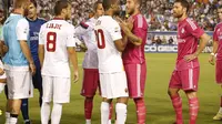 Pemain belakang Real Madrid, Sergio Ramos (kedua dari kanan) bersitegang dengan gelandang AS Roma, Seydou Keita, sebelum berlaga di Stadion Cotton Bowl, Dallas, (29/7/2014). (REUTERS/Kevin Jairaj-USA TODAY Sports)