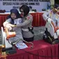 Kapolresta Pekanbaru Kombes Jefri RP Siagian dan Kasat Lantas beserta pejabat lainnya memusnahkan knalpot bising hasil Operasi Patuh. (Liputan6.com/M Syukur)