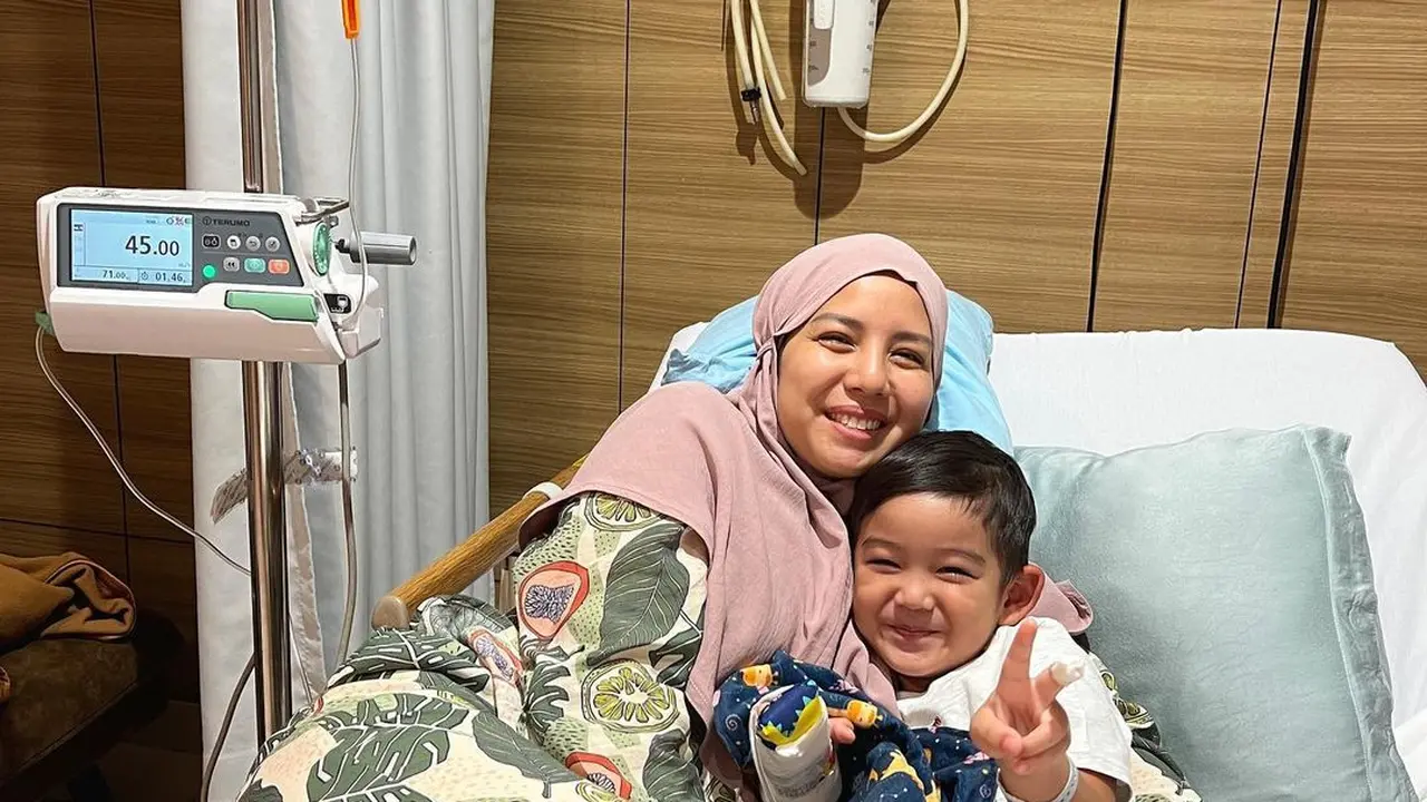 Tya Ariestya Kabarkan Sang Putra Alami Demam Hingga 5 Hari Tak Kunjung Mereda hingga Kesulitan Cari Rumah Sakit