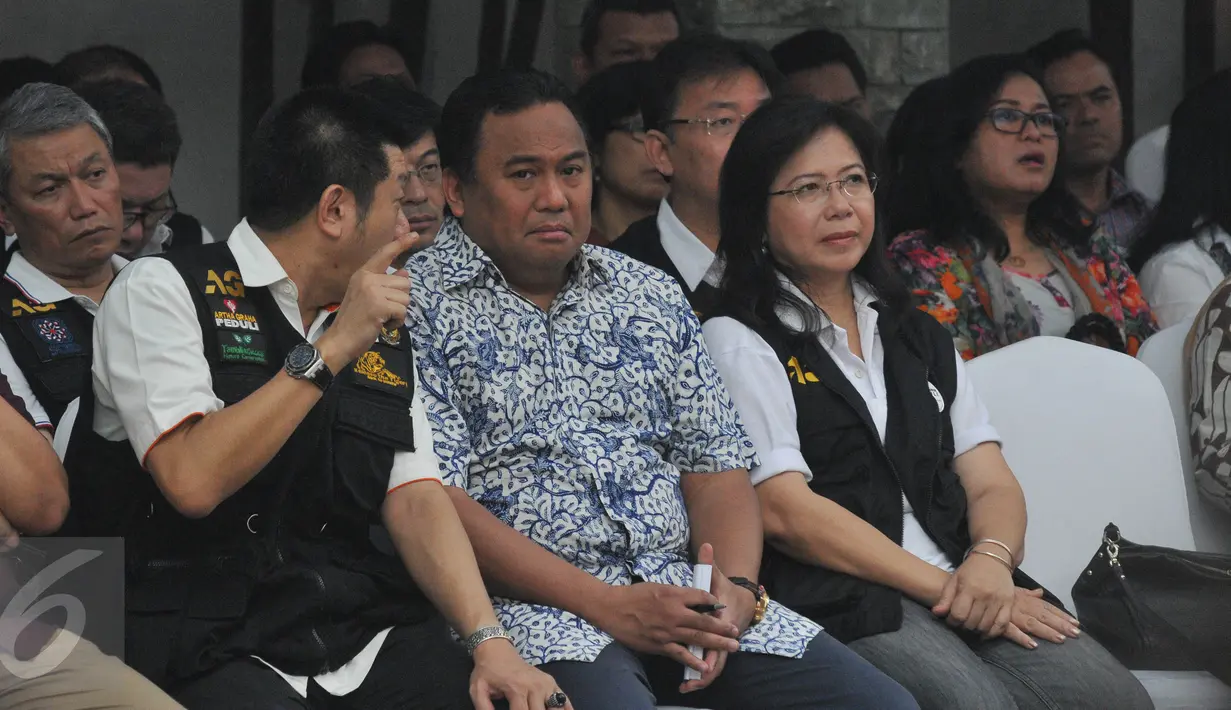 Mendag Rachmat Gobel (tengah) saat menghadiri pelepasan truk Operasi Pasar, Jakarta, Minggu (21/6/2015). Kemendag dan Artha Graha Peduli menggelar operasi pasar secara serentak di wilayah DKI Jakarta hingga 16 Juli 2015. (Liputan6.com/Herman Zakharia)