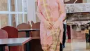 Jadi istri Walikota Medan, Kahiyang tampil mengenakan kebaya brokat pink dipadukan hiasan kepala, selendang, dan kain ulos warna serasi. [@ayangkahiyang]