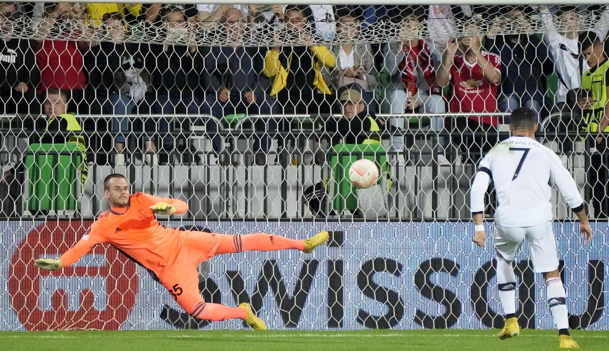 Menit ke-38, Manchester United mendapat hadiah penalti setelah Diogo Dalot dilanggar Patrick Kpozo di kotak terlarang. Cristian Ronaldo yang menjadi algojo pun sukses menaklukkan Maksym Koval. (AP/Sergei Grits)