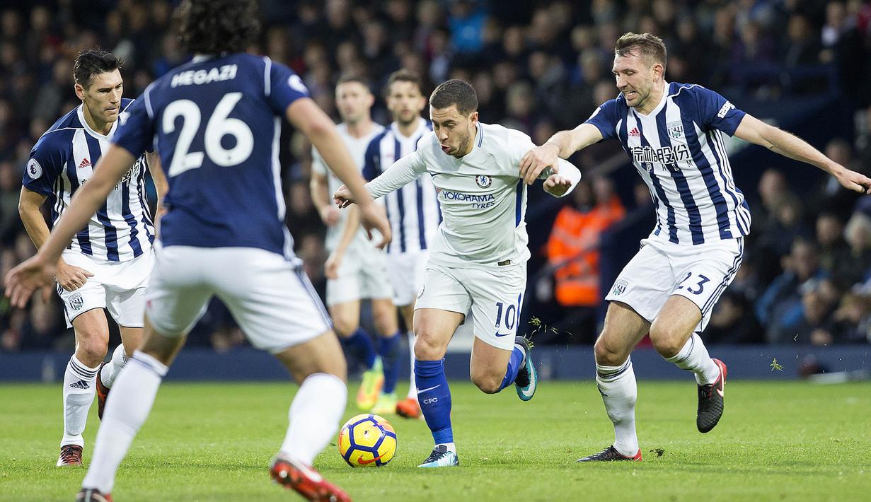 Gelandang Chelsea, Eden Hazard, berusaha melewati kepungan pemain West Bromwich pada laga Premier League di Stadion The Hawthorns, West Bromwich, Sabtu (18/11/2017). West Bromwich kalah 0-4 dari Chelsea. (AFP/Roland Harrison)