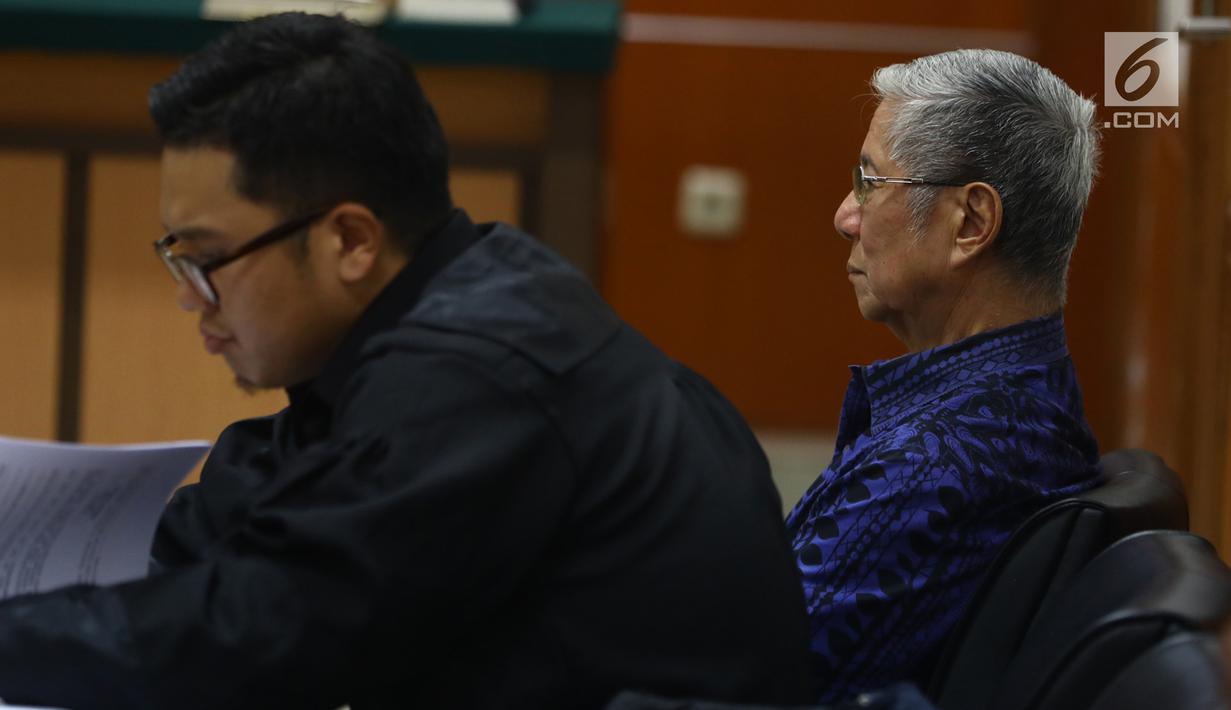 Terdakwa kasus tindak pidana pemalsuan surat tanah dan keterangan palsu pada akta autentik, Muljono Tedjokusuma saat mejalani sidang lanjutan di PN Jakarta Barat, Rabu (21/11). Sidang ini beragenda mendengarkan keterangan saksi. (Merdeka.com/Arie Basuki)