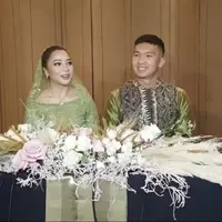 Kabar bahagia datang dari artis cantik Nikita Willy. Minggu (26/7/2020), ia resmi dilamar sang kekasih, Indra Priawan. Acara yang berlangsung di kawasan Darmawangsa, Jakarta Selatan ini hanya dihadiri keluarga terdekat saja. (Instagram/iam.nikilovers)