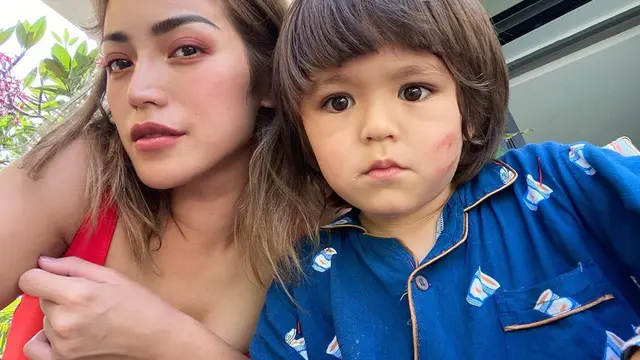 6 Potret Kebersamaan Jessica Iskandar dan El Barack, Selalu Ada untuk Sang Mama