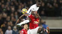 Duel pemain Manchester United, Paul Pogba dan pemain Tottenham, Davinson Sanchez pada lanjutan Premier League di Wembley stadium, (31/1/2018). Spurs menang 2-0. (AP/Kirsty Wigglesworth)