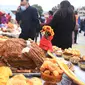 Foto pada 1 Oktober 2020 memperlihatkan berbagai makanan khas lokal dalam festival makanan yang digelar di Wilayah Burqin, Daerah Otonom Uighur Xinjiang, China. Masyarakat di seluruh China menikmati beragam makanan lezat selama libur Hari Nasional dan Festival Pertengahan Musim Gugur. (Xinhua/Sadat)