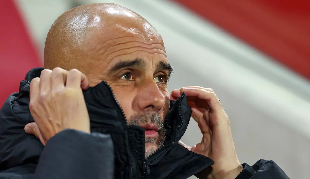 Pelatih kepala Manchester City, Pep Guardiola melihat dari bangku cadangan sebelum pertandingan sepak bola Liga Premier Inggris melawan Brentford di Stadion Gtech Community, London, Senin, 5 Februari 2024. (AP Photo/Ian Walton)