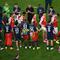 Para pemain Paris Saint-Germain memberi aplaus untuk para pemain Arsenal yang akan menerima medali runner up Liga Champions 2025/2026 di Puskas Arena, Budapest, Minggu (31/5/2026) dini hari WIB. (Attila Kisbenedek/AFP)