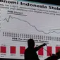 Menko Perekonomian Darmin Nasution saat memberikan paparan dalam pembukaan seminar Komite Ekonomi dan Industri Nasional (KEIN) di Jakarta, Rabu (17/1). Seminar tersebut bertemakan "Mengelolah potensi Ekonomi 2018". (Liputan6.com/Faizal Fanani)