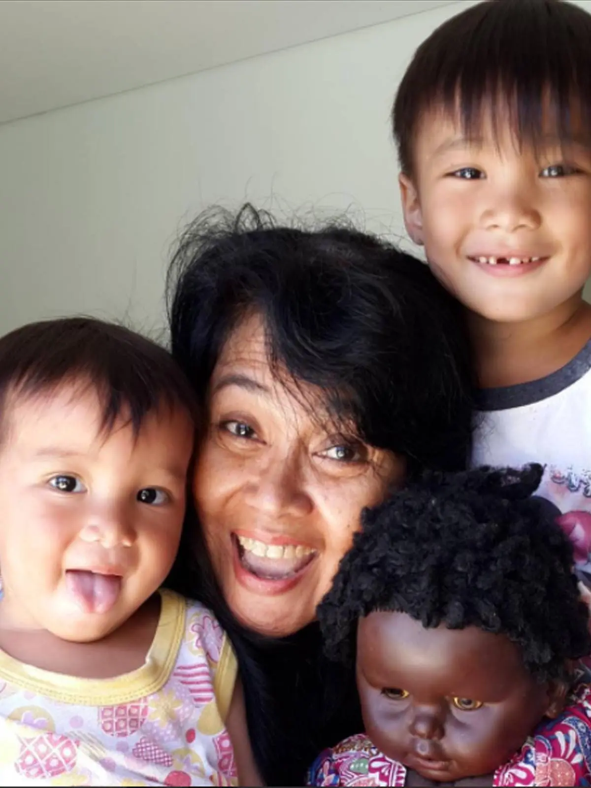 Ibunda Sheila Marcia, Maria Cecilia Joseph bersama dua cucunya. (Instagram)