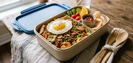 Kreasi mie goreng untuk bekal piknik. [AI Generated]