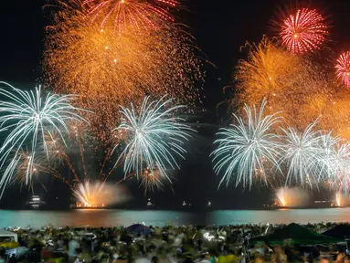 Kembang api menghiasi langit di atas pantai Copacabana pada malam pergantian tahun di Rio de Janeiro, Brasil, Minggu (1/1). Sebagian besar negara merayakan datangnya tahun baru 2017 dengan pesta kembang api. (REUTERS/Marcelo Regua)