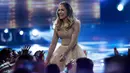 Penyanyi seksi Jennifer Lopez menyapa para penonton saat menghadiri final American Idol di Hollywood, California, Kamis (7/4/2016). Wanita yang terkenal dengan nama J-Lo itu hadir untuk menjadi juri. (REUTERS/Mario Anzuoni)