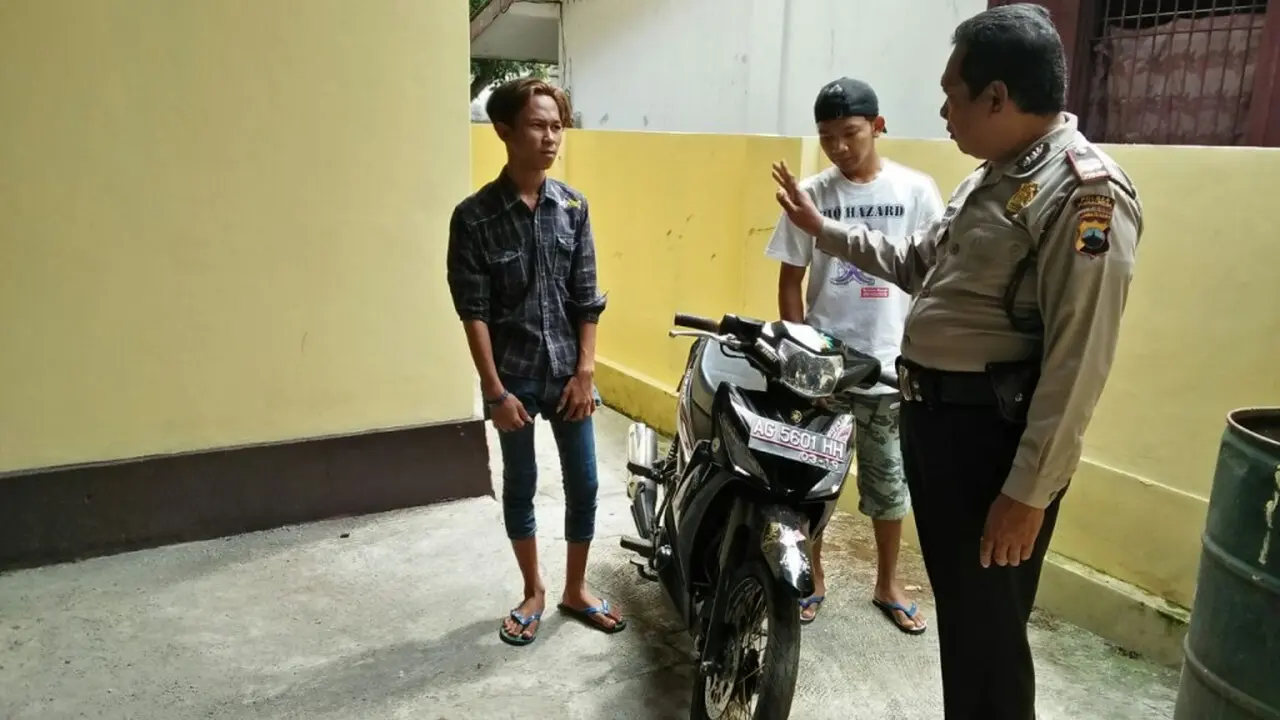 Akibat Datangi Kantor Polisi Berboncengan Tanpa Helm dan STNK