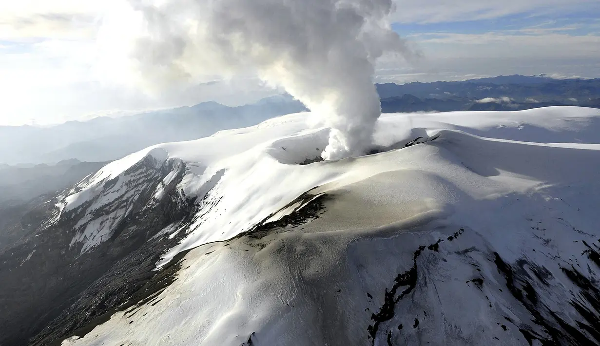 Badan tersebut juga mendesak masyarakat sekitar untuk "tetap tenang tetapi waspada" terhadap setiap berita yang berkembang tentang keadaan gunung berapi tersebut. (HANDOUT / COLOMBIAN GEOLOGIC SERVICE / AFP)