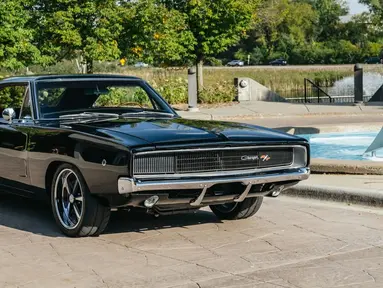 1968 Dodge Charger R/T yang merupakan salah satu muscle car keluaran tahun 60an yang sangat populer dan ikonik. Mobil ini pernah tampil di beberapa film seperti Fast & Furious dan The Dukes of Hazzard. Selain ikonik, mobil ini juga memiliki performa yang mengesankan dengan mesin V8 yang mampu menghasilkan tenaga hingga 375hp. (Source: hotcars.com)
