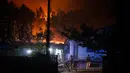 Pihak berwenang setempat mengatakan mereka tekah mengerahkan delapan pesawat bomber air di distrik Aveiro. (Patricia DE MELO MOREIRA/AFP)